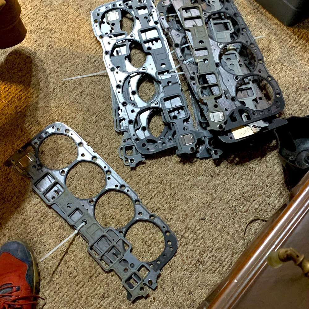 Head gaskets in manifold gasket small block Chevy